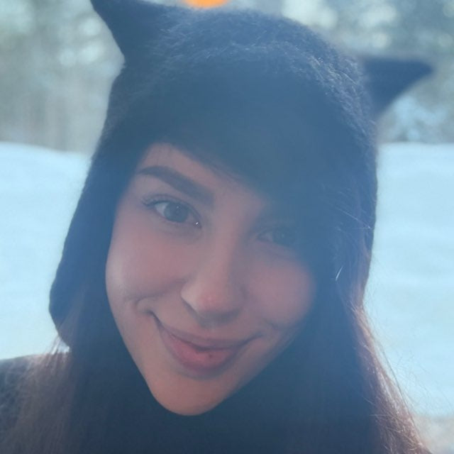 Дамска шапка с котешки ушички